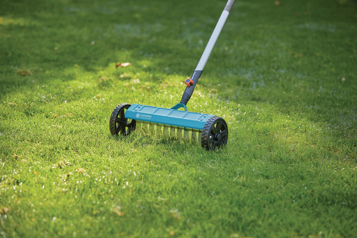 GARDENA Vertikutierer Arbeitsbreite 32 cm mit 11 Zinken – Moos, Unkraut & Rasenfilz entfernen