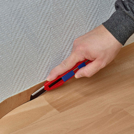 KNIPEX CutiX® Cuttermesser 18 mm Klingenbreite mit Klingenstabilisierung, Magnesiumgehäuse