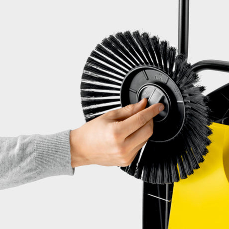KÄRCHER Handkehrmaschine S 4 TWIN 2-IN-1 680mm 2400 m²/h – Ganzjährig kehren