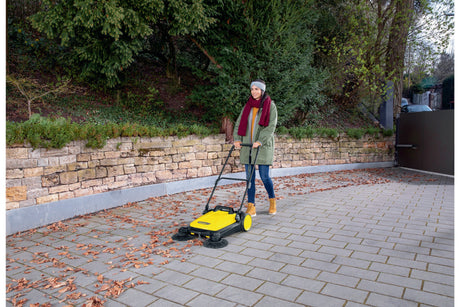 KÄRCHER Handkehrmaschine S 4 TWIN 2-IN-1 680mm 2400 m²/h – Ganzjährig kehren