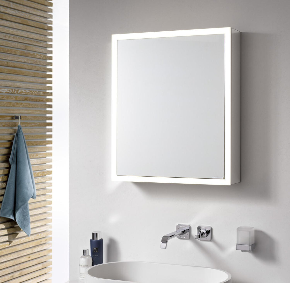EMCO prime LED-Lichtspiegelschrank 1600 mm, 3 Türen, Aufputz, Aluminium