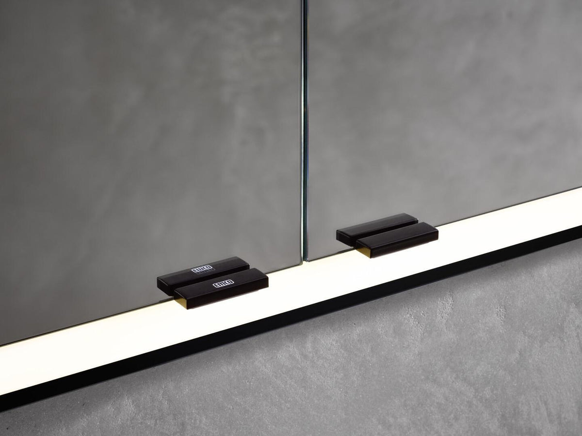 EMCO prime LED-Lichtspiegelschrank 1600 mm, 3 Türen, Aufputz, Aluminium