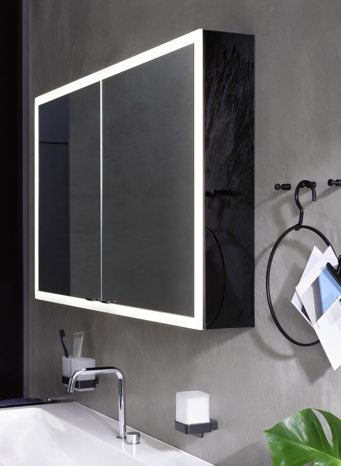 EMCO prime LED-Lichtspiegelschrank 1600 mm, 3 Türen, Aufputz, Aluminium