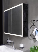 EMCO prime LED-Lichtspiegelschrank 1600 mm, 3 Türen, Aufputz, Aluminium