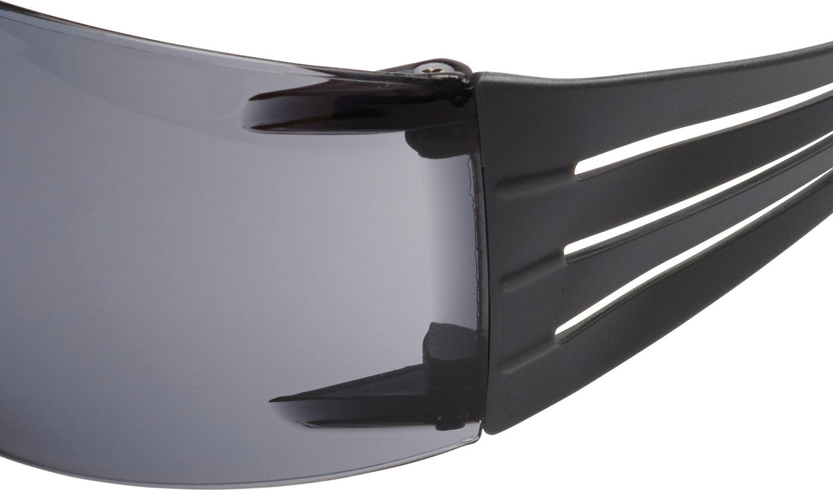 3M Schutzbrille SecureFit™ SF400 EN 166-1FT – Leichte Sicherheitsbrille mit Anti-Fog-Beschichtung