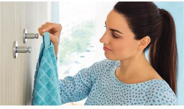 tesa Handtuchhaken SMOOZ – Klebehaken ohne Bohren, Metall chrom, bis 4 kg