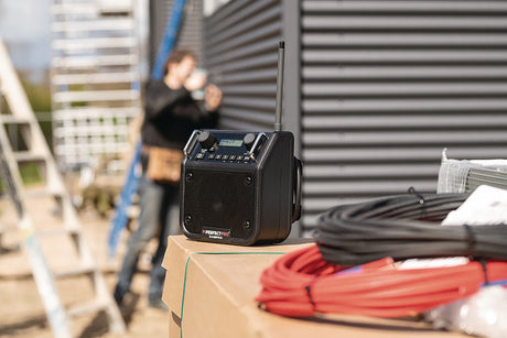 Baustellenradio DABPRO 11,1 V 230 V PERFECTPRO – DAB+, UKW, Bluetooth, IP54