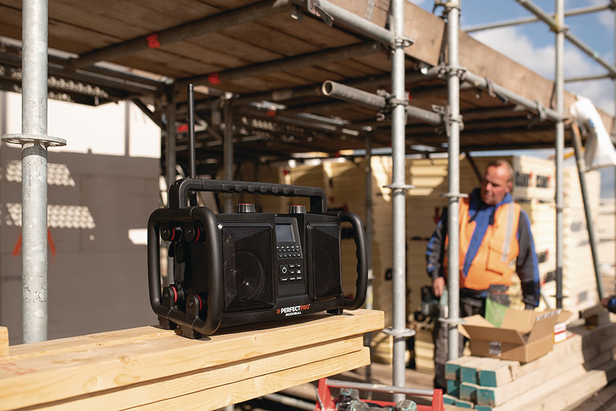 PERFECTPRO Baustellenradio ROCKBULL 11,1 V 230 V – DAB+, Bluetooth, IP65, 2x25 Watt