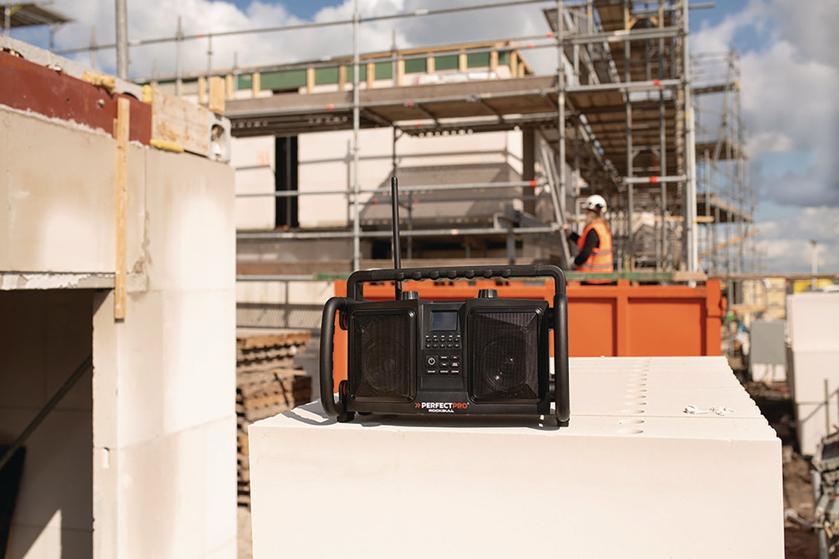 PERFECTPRO Baustellenradio ROCKBULL 11,1 V 230 V – DAB+, Bluetooth, IP65, 2x25 Watt